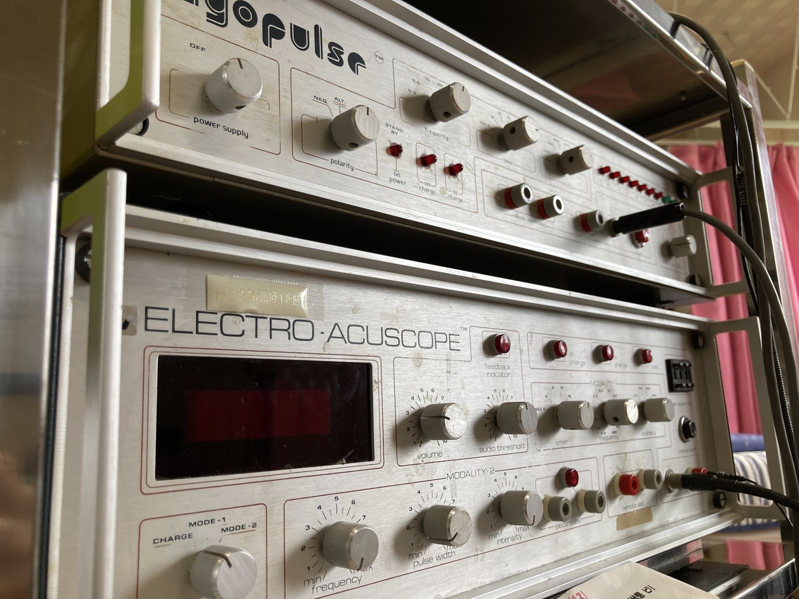 アキュスコープ＆マイオパルス（微弱電流治療器）｜末永接骨院